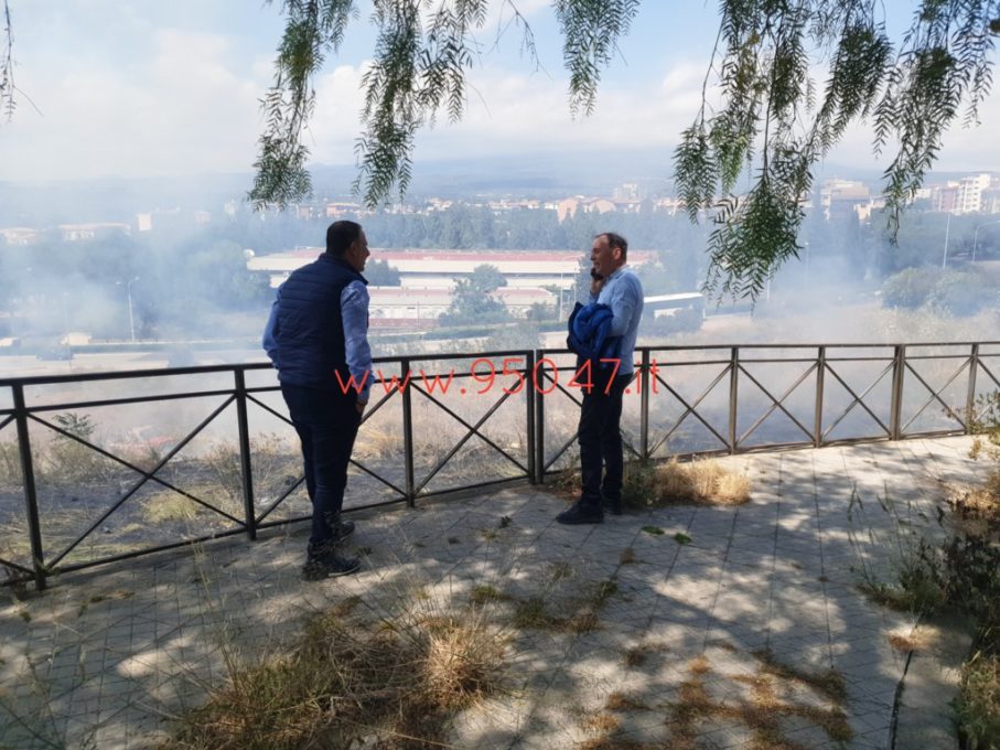 PATERNÒ: STERPAGLIE A FUOCO AL CORSO ITALIA, SUL POSTO I VIGILI DEL FUOCO