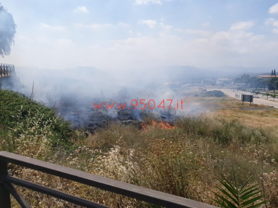 PATERNÒ: STERPAGLIE A FUOCO AL CORSO ITALIA, SUL POSTO I VIGILI DEL FUOCO