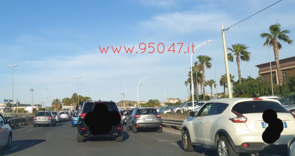 LIEVE INCIDENTE SULLA TANGENZIALE, LUNGHE CODE PURE SULLA SS 121