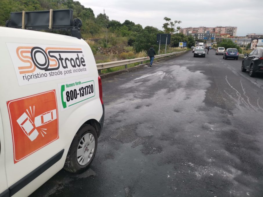 PATERNÒ: NISSAN TERRANO SI RIBALTA NEI PRESSI DEL PALAZZO DI FERRO