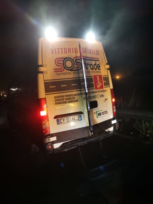 MISTERBIANCO: SI INCENDIA AUTO IN CORSA ,NESSUN FERITO IL MEZZO COMPLETAMENTE DISTRUTTO