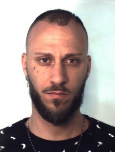 CATANIA: NASCONDEVA LE DOSI DA PIAZZARE NEI ROTOLONI DI CARTA, ARRESTATO