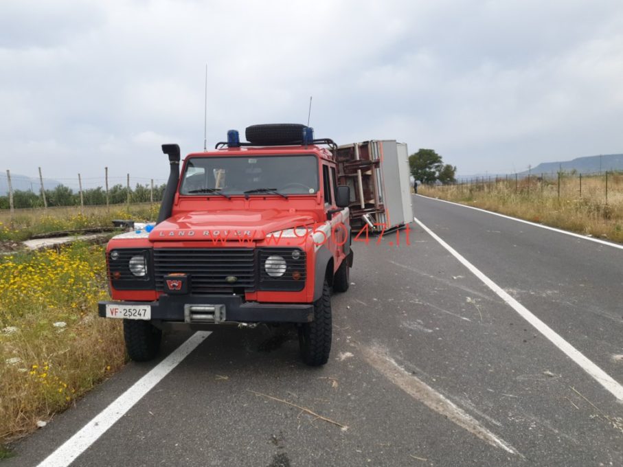 BIANCAVILLA: CAMION SI RIBALTA SULLA VECCHIA SS 121, AUTISTA MIRACOLOSAMENTE ILLESO