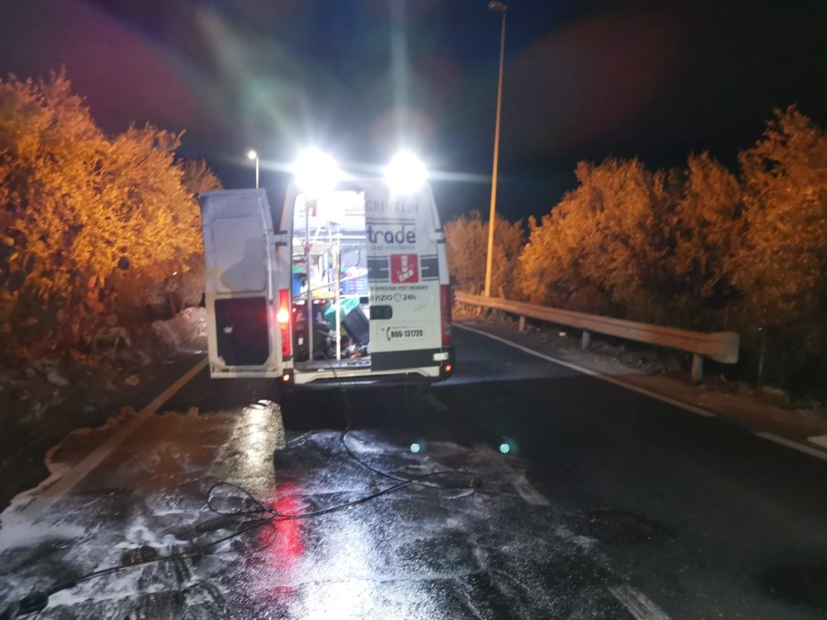 BELPASSO: SCHIANTO NELLA NOTTE, L'AUTO SI RIBALTA SU UN FIANCO