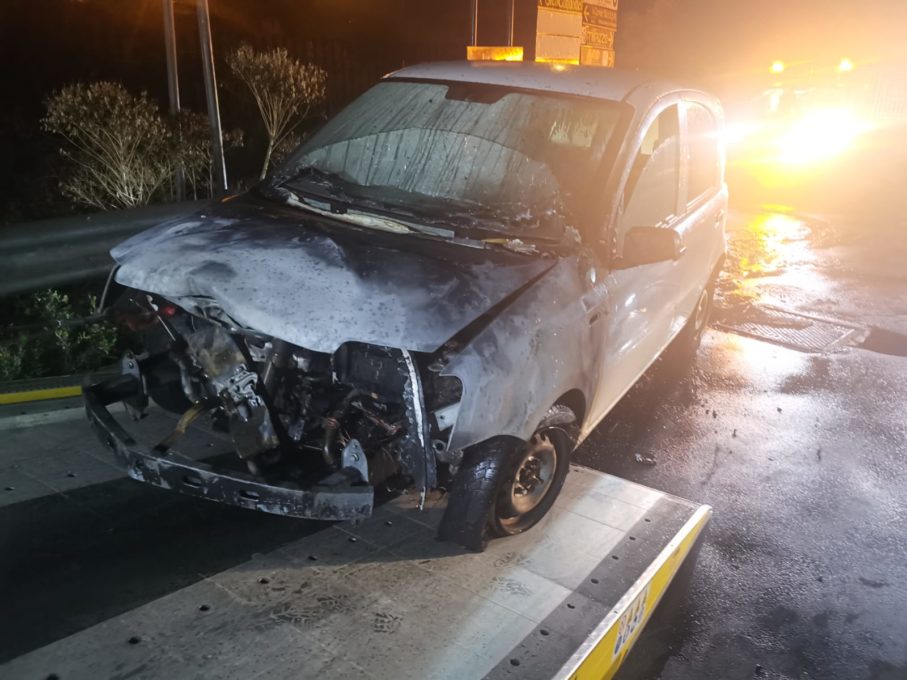 MISTERBIANCO: SI INCENDIA AUTO IN CORSA ,NESSUN FERITO IL MEZZO COMPLETAMENTE DISTRUTTO