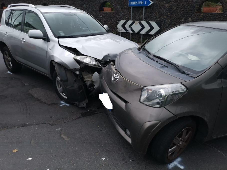 PEDARA: SCONTRO TRA DUE AUTO, NESSUN FERITO