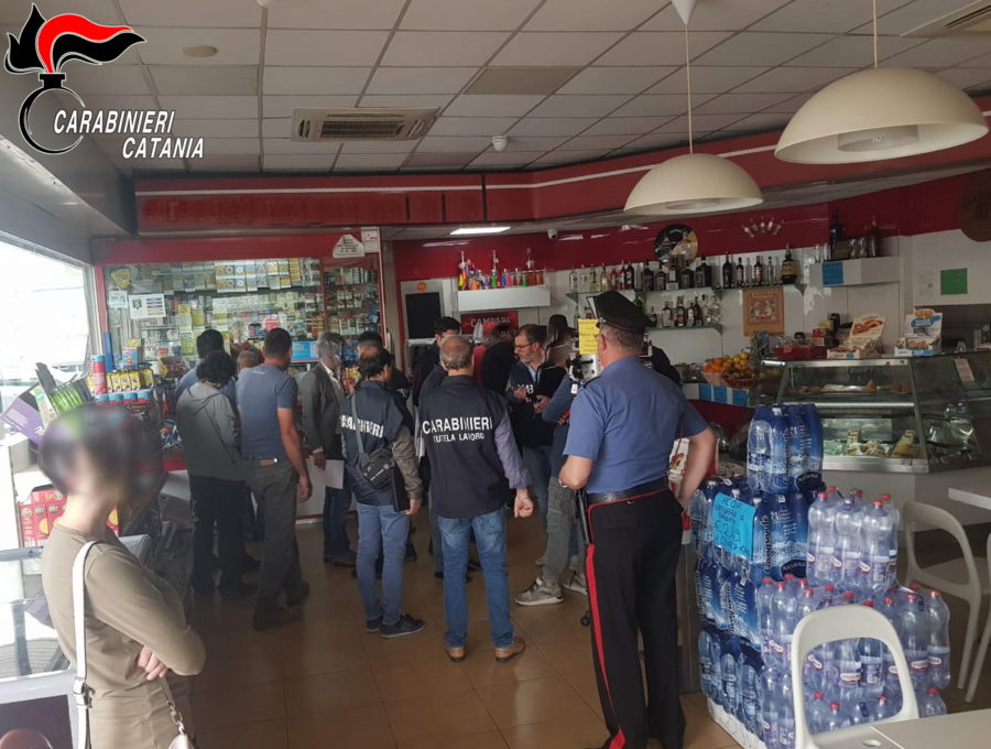 ACIREALE: ESTORCEVA PARTE DELLO STIPENDIO E I BUONI PASTO AI PROPRI DIPENDENTI