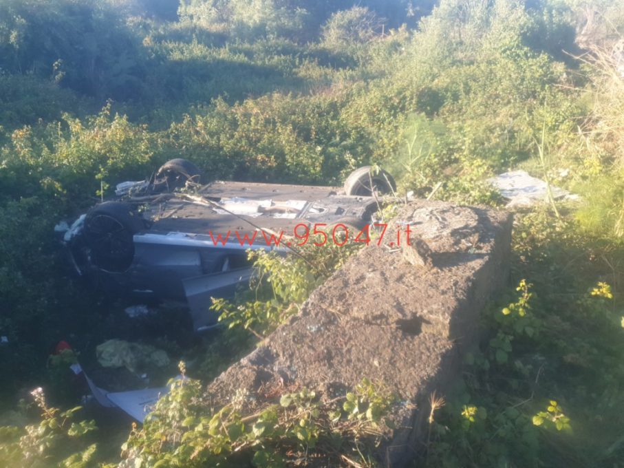 MOTTA SANT'ANASTASIA: AUTO NELLA SCARPATA, FERITO IL CONDUCENTE