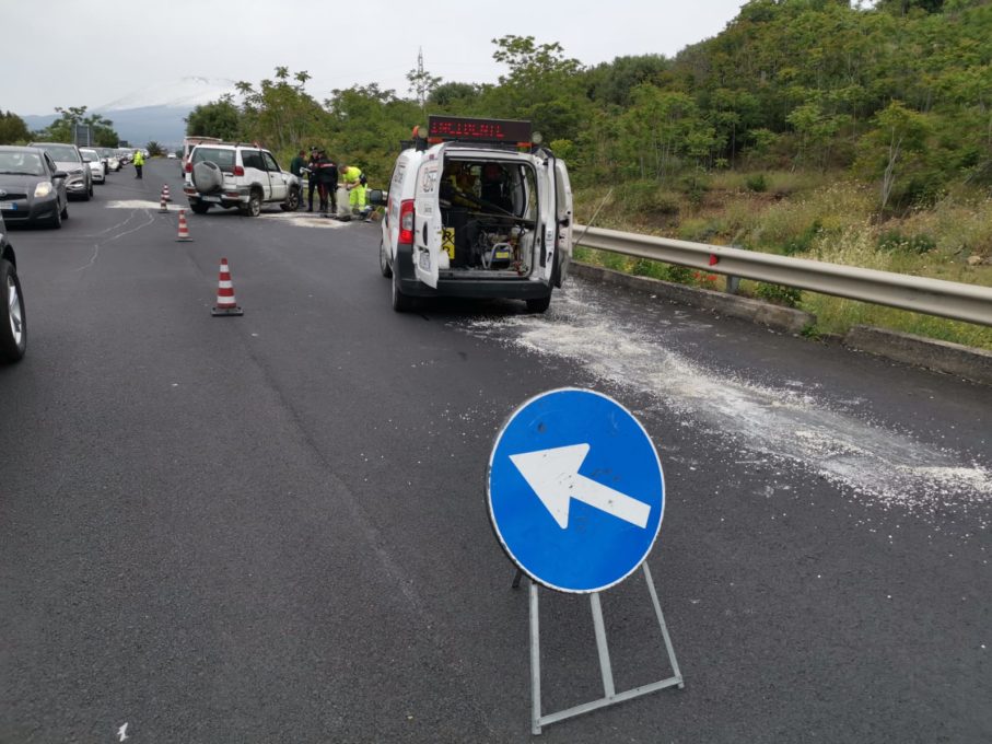 PATERNÒ: NISSAN TERRANO SI RIBALTA NEI PRESSI DEL PALAZZO DI FERRO