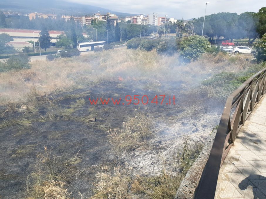 PATERNÒ: STERPAGLIE A FUOCO AL CORSO ITALIA, SUL POSTO I VIGILI DEL FUOCO