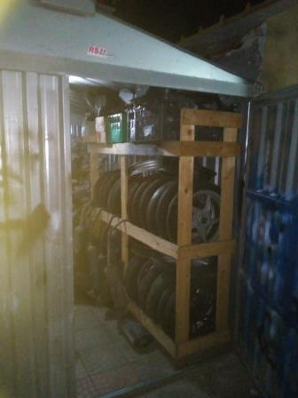 CATANIA: CORTILE TRASFORMATO IN UN NEGOZIO ABUSIVO PADRE E FIGLIO DENUNCIATI PER RICETTAZIONE - FOTO