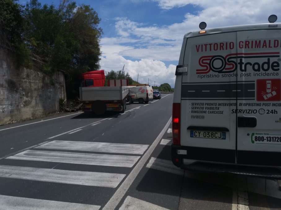 FURGONE CONTRO AUTOARTICOLATO, FERITO 64 ENNE