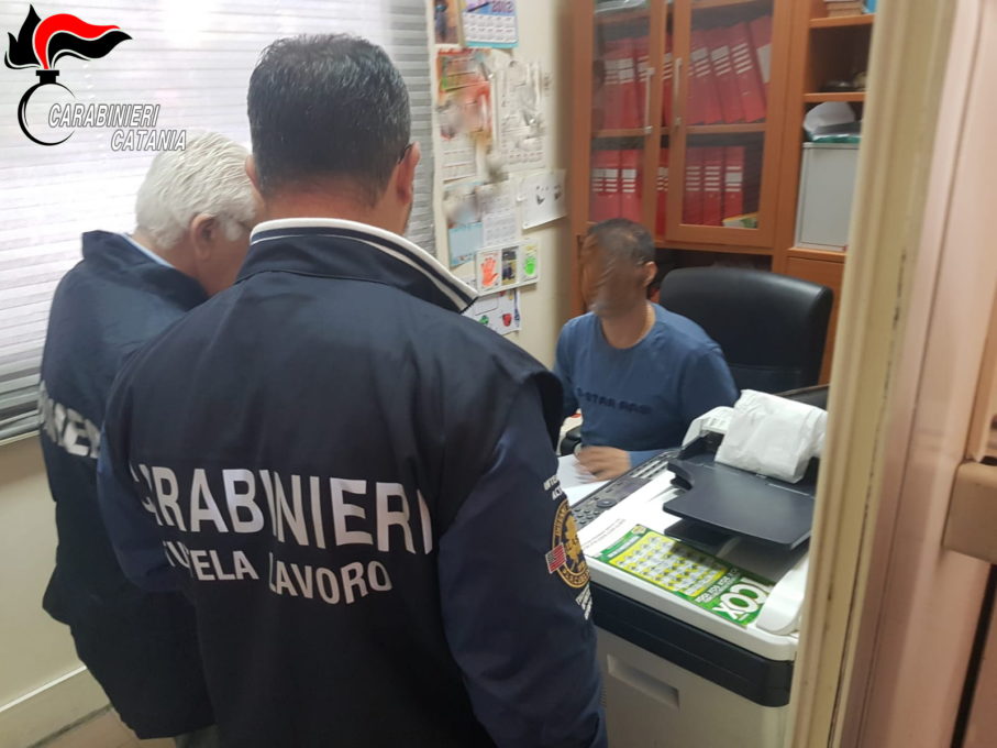 ACIREALE: ESTORCEVA PARTE DELLO STIPENDIO E I BUONI PASTO AI PROPRI DIPENDENTI