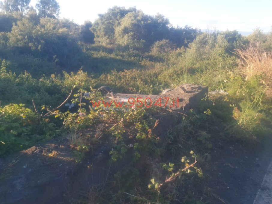 MOTTA SANT'ANASTASIA: AUTO NELLA SCARPATA, FERITO IL CONDUCENTE