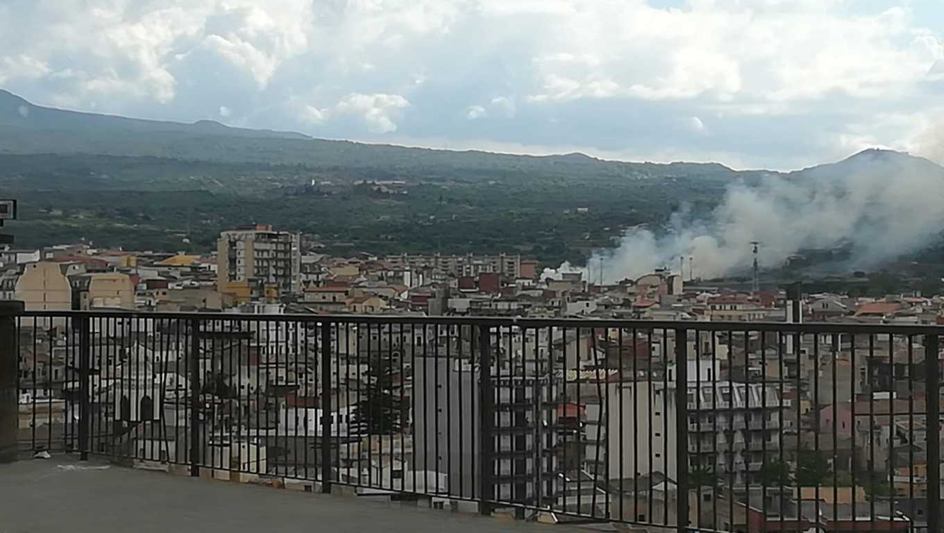 PATERNO': VASTO INCENDIO DI STERPAGLIA, COLONNA DI FUMO BEN VISIBILE