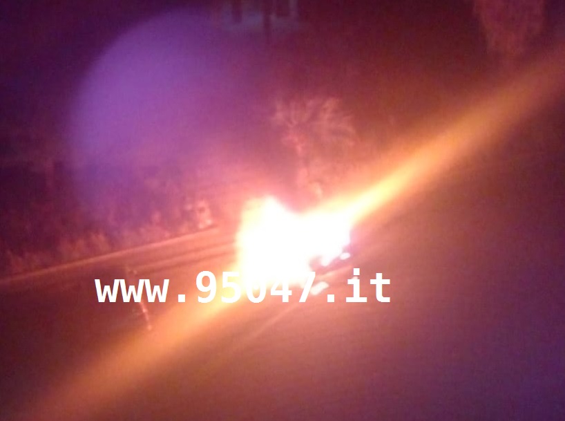 PATERNO': AUTO IN FIAMME NELLA NOTTE
