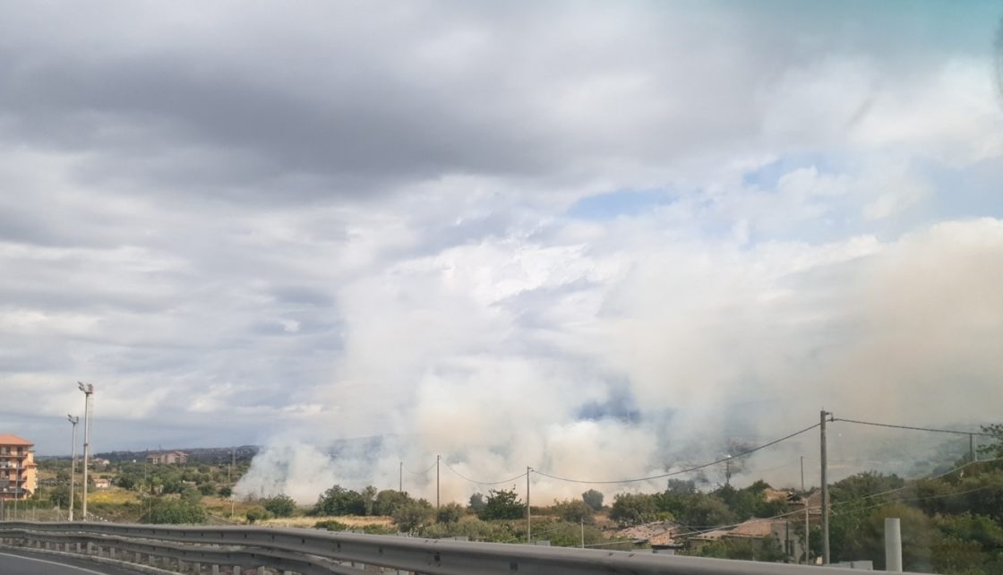 PATERNO': VASTO INCENDIO DI STERPAGLIA, COLONNA DI FUMO BEN VISIBILE