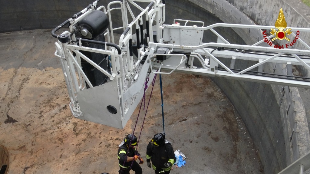 CATANIA: OPERAIO CADE IN UNA VASCA DELL'IMPIANTO, SALVATO DAI VIGILI DEL FUOCO