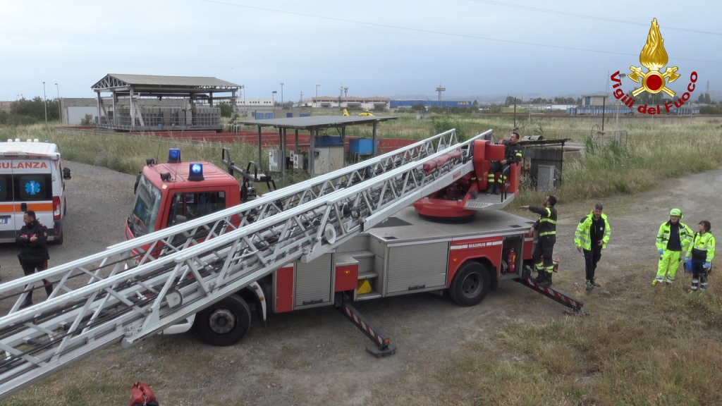 CATANIA: OPERAIO CADE IN UNA VASCA DELL'IMPIANTO, SALVATO DAI VIGILI DEL FUOCO