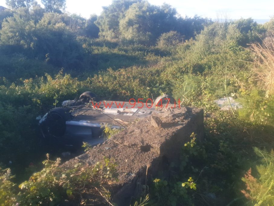 MOTTA SANT'ANASTASIA: AUTO NELLA SCARPATA, FERITO IL CONDUCENTE