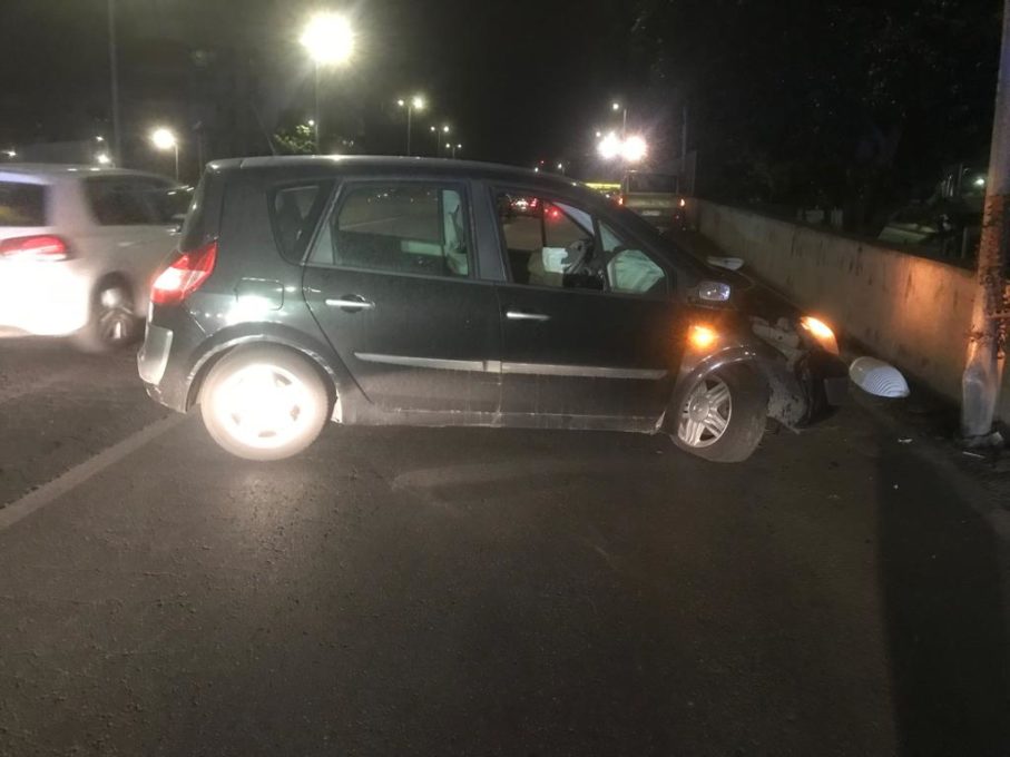 CATANIA: INCIDENTE SULLA CIRCONVALLAZIONE, AUTO CONTRO PALO
