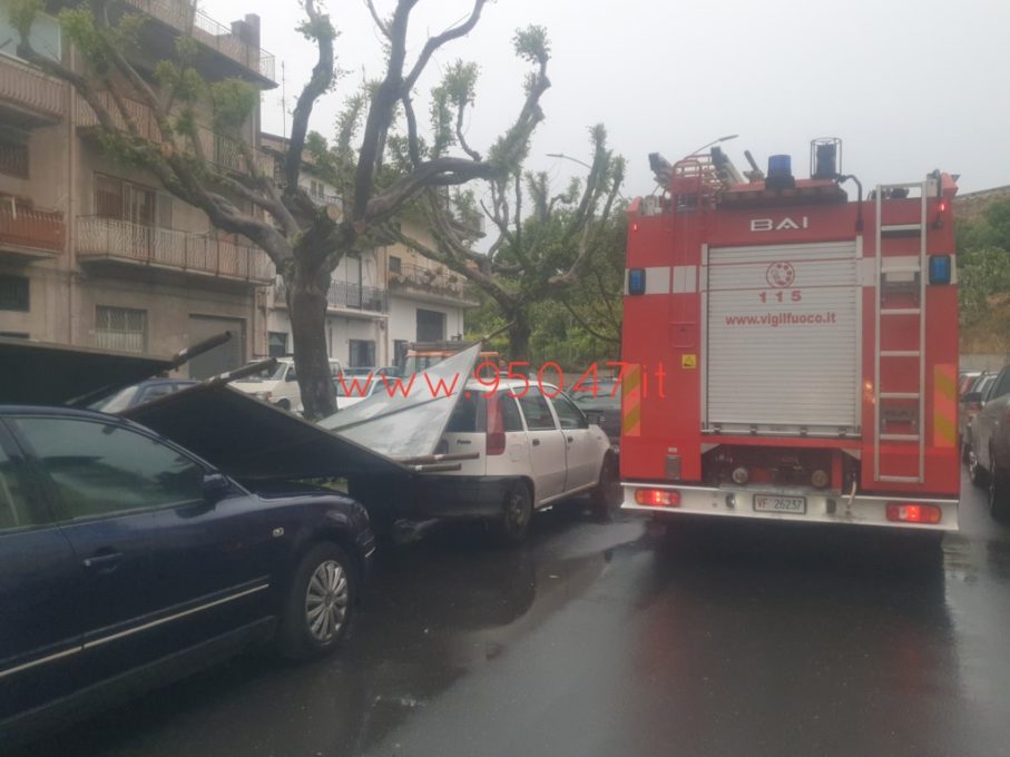 PATERNÒ: FORTE VENTO FA VOLARE I PANNELLI ELETTORALI, DANNEGGIATE AUTO