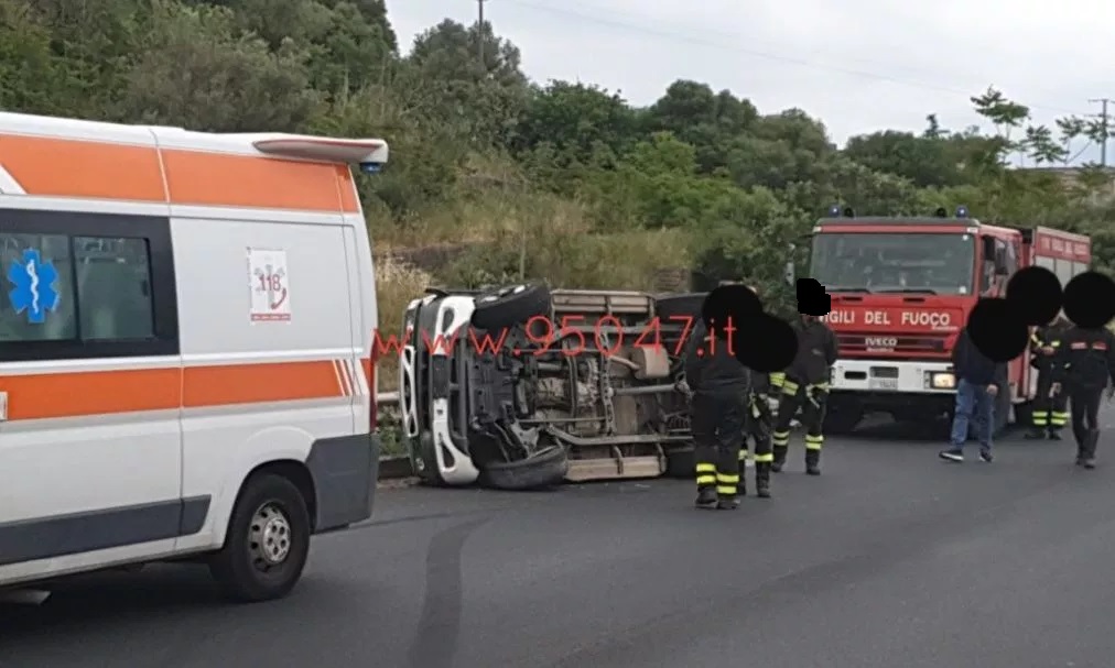 PATERNÒ: NISSAN TERRANO SI RIBALTA NEI PRESSI DEL PALAZZO DI FERRO