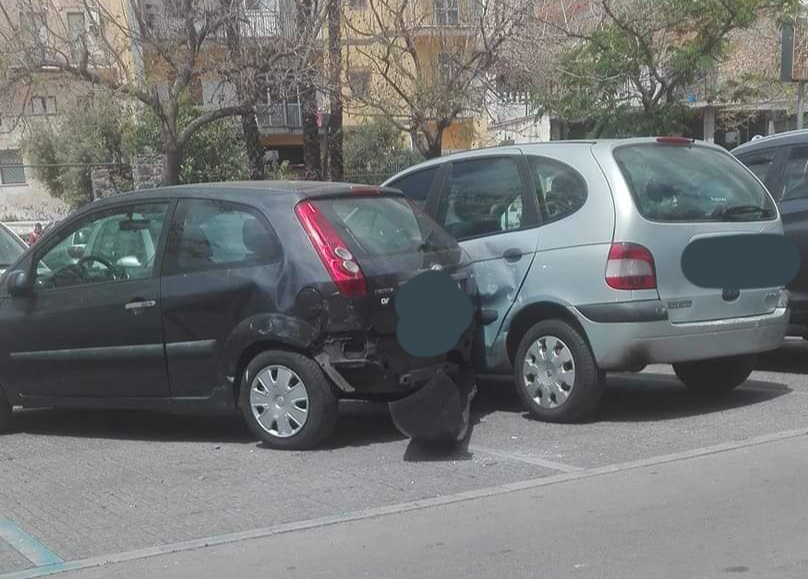 PATERNÒ DUE AUTO DANNEGGIATE IN PIAZZA NASSIRYA