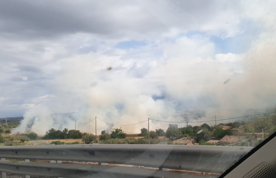 PATERNO': VASTO INCENDIO DI STERPAGLIA, COLONNA DI FUMO BEN VISIBILE
