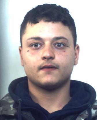 PATERNO': EVADE DAI DOMICILIARI E MORDE ALLA GAMBA UN CARABINIERE, ARRESTATO