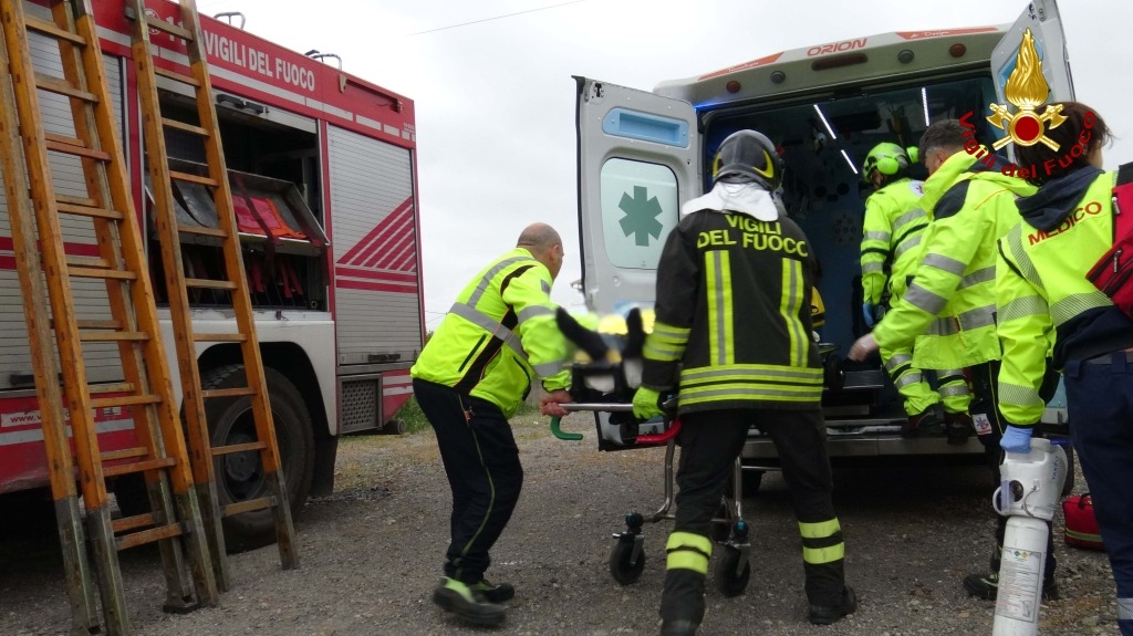 CATANIA: OPERAIO CADE IN UNA VASCA DELL'IMPIANTO, SALVATO DAI VIGILI DEL FUOCO