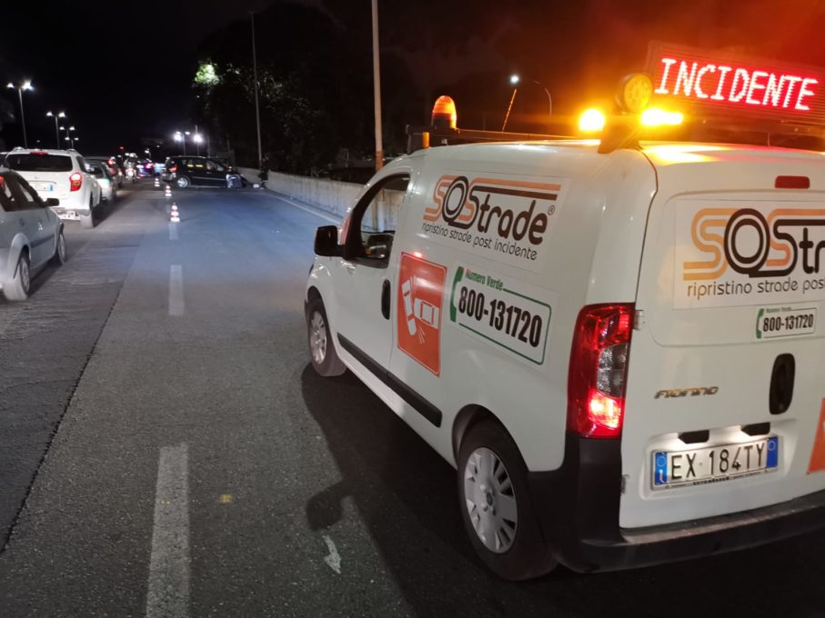 CATANIA: INCIDENTE SULLA CIRCONVALLAZIONE, AUTO CONTRO PALO