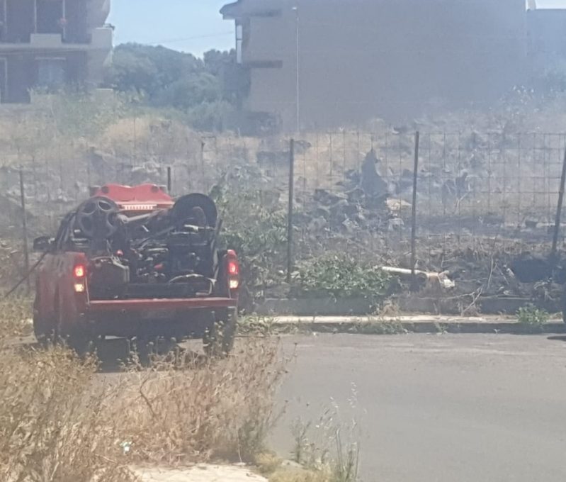 PATERNO': STERPAGLIE A FUOCO IN VIA SARDEGNA, VIGILI DEL FUOCO SUL POSTO