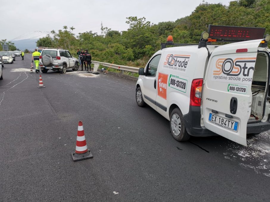 PATERNÒ: NISSAN TERRANO SI RIBALTA NEI PRESSI DEL PALAZZO DI FERRO