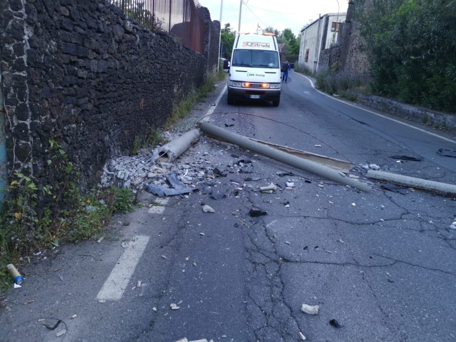SAN GREGORIO: AUTO CONTRO PALO, UN FERITO