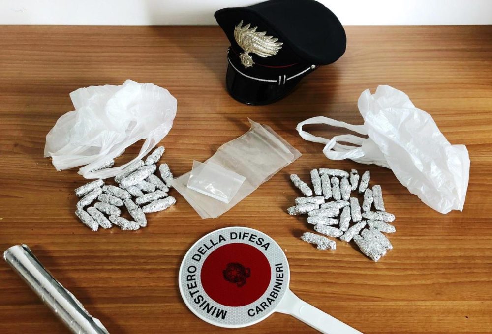 PATERNÒ: CONTROLLI ANTIDROGA DEI CARABINIERI, FERMATO UN 40ENNE IN PIAZZA INDIPENDENZA