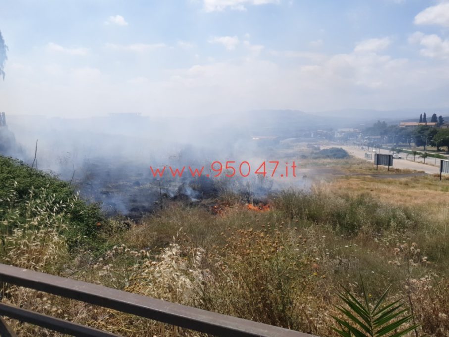 PATERNÒ: STERPAGLIE A FUOCO AL CORSO ITALIA, SUL POSTO I VIGILI DEL FUOCO