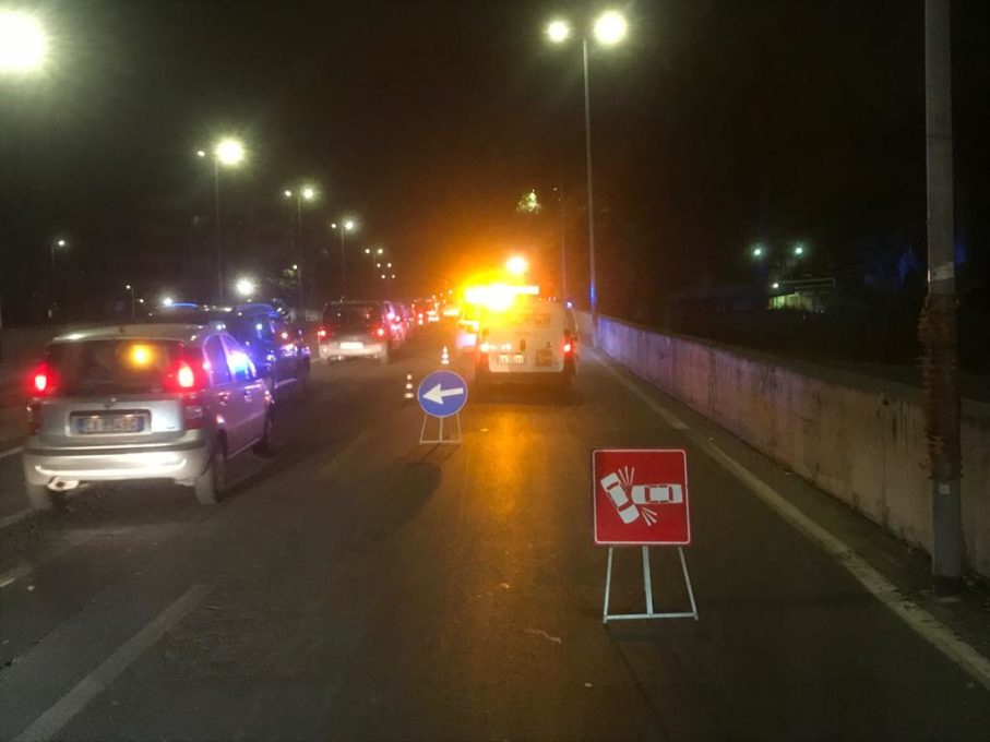 CATANIA: INCIDENTE SULLA CIRCONVALLAZIONE, AUTO CONTRO PALO