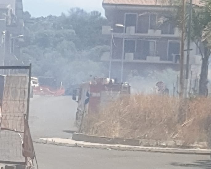 PATERNO': STERPAGLIE A FUOCO IN VIA SARDEGNA, VIGILI DEL FUOCO SUL POSTO