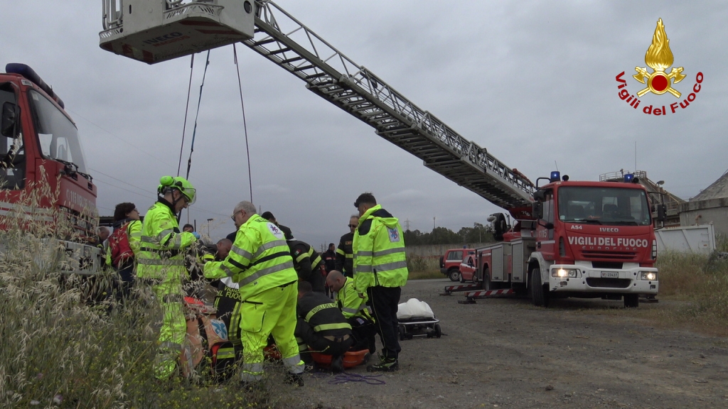 CATANIA: OPERAIO CADE IN UNA VASCA DELL'IMPIANTO, SALVATO DAI VIGILI DEL FUOCO