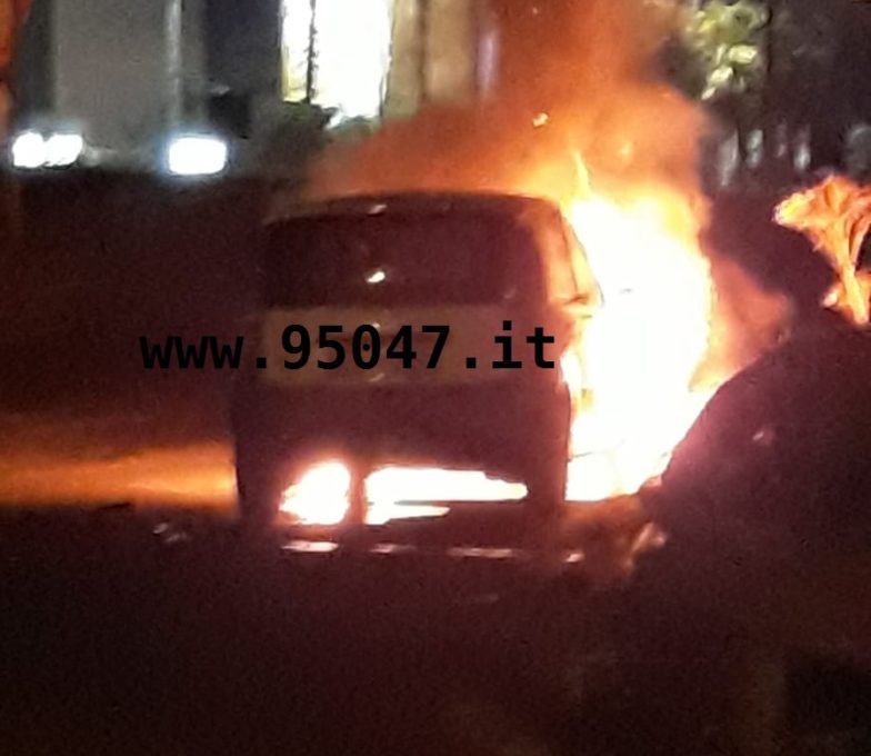 MISTERBIANCO: SI INCENDIA AUTO IN CORSA ,NESSUN FERITO IL MEZZO COMPLETAMENTE DISTRUTTO