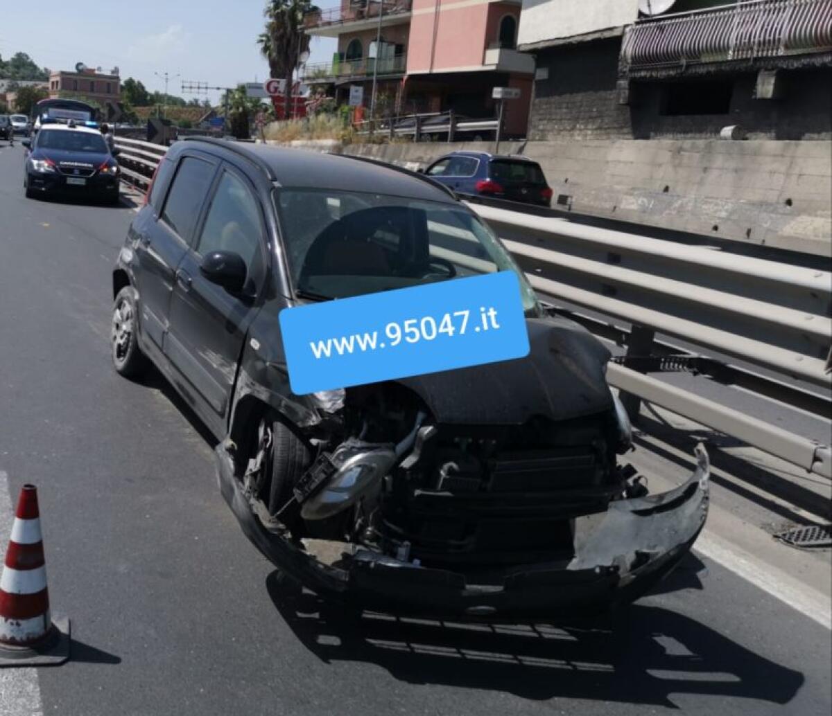 INCIDENTE AUTONOMO SULLA SS121, AUTO CONTRO GUARD RAIL - 