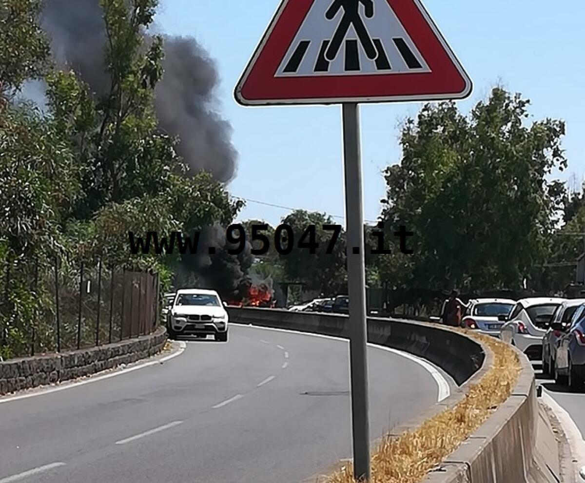 CATANIA: AUTO IN FIAMME ALLA PLAYA , TRAFFICO IN TILT - 