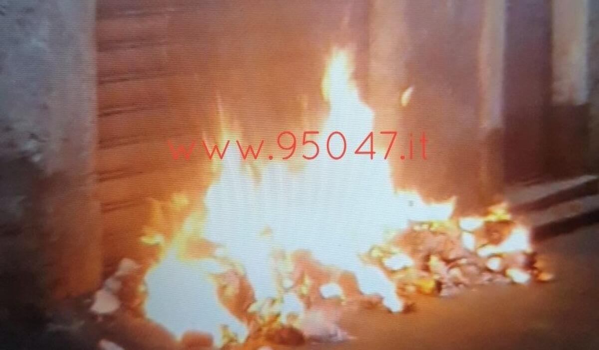 PATERNO’: IN FIAMME CUMULI DI RIFIUTI IN CENTRO, INTERVENTO DEI  VIGILI DEL FUOCO - 