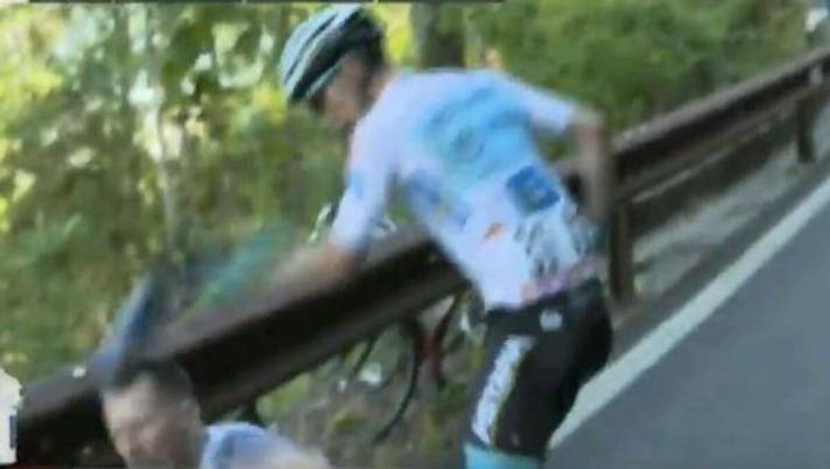 GIRO D'ITALIA, TIFOSO LO FA CADERE E IL CORRIDORE LO PRENDE A SCHIAFFI - VIDEO - 