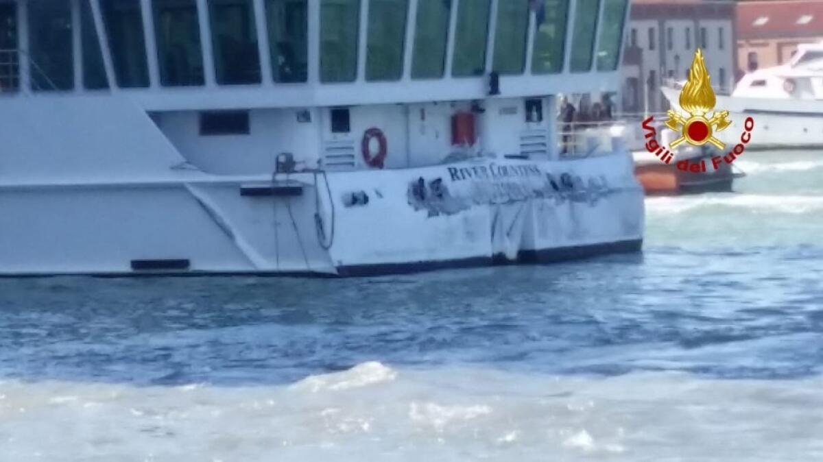 VENEZIA, UNA NAVE DA CROCIERA MSC URTA UN BATTELLO ALLA STAZIONE MARITTIMA: 5 FERITI NON GRAVI - 