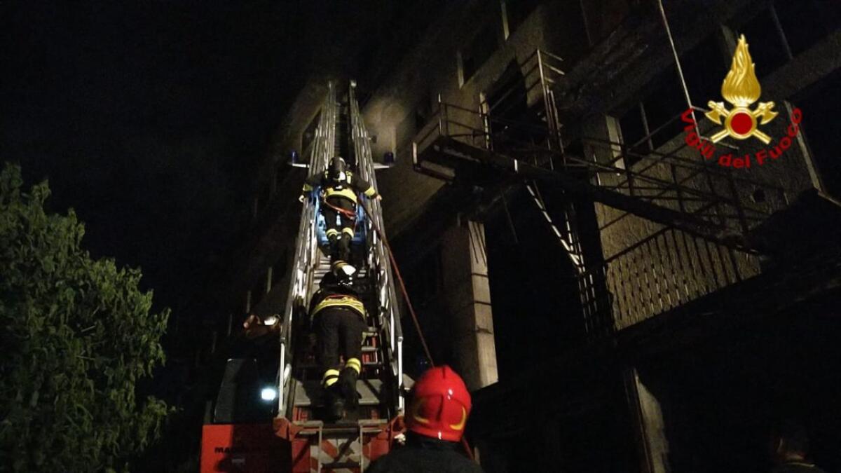 CATANIA: INCENDIO NEI PRESSI DEL PORTO, A FUOCO UN DEPOSITO DI AUTO SOTTO SEQUESTRO - 