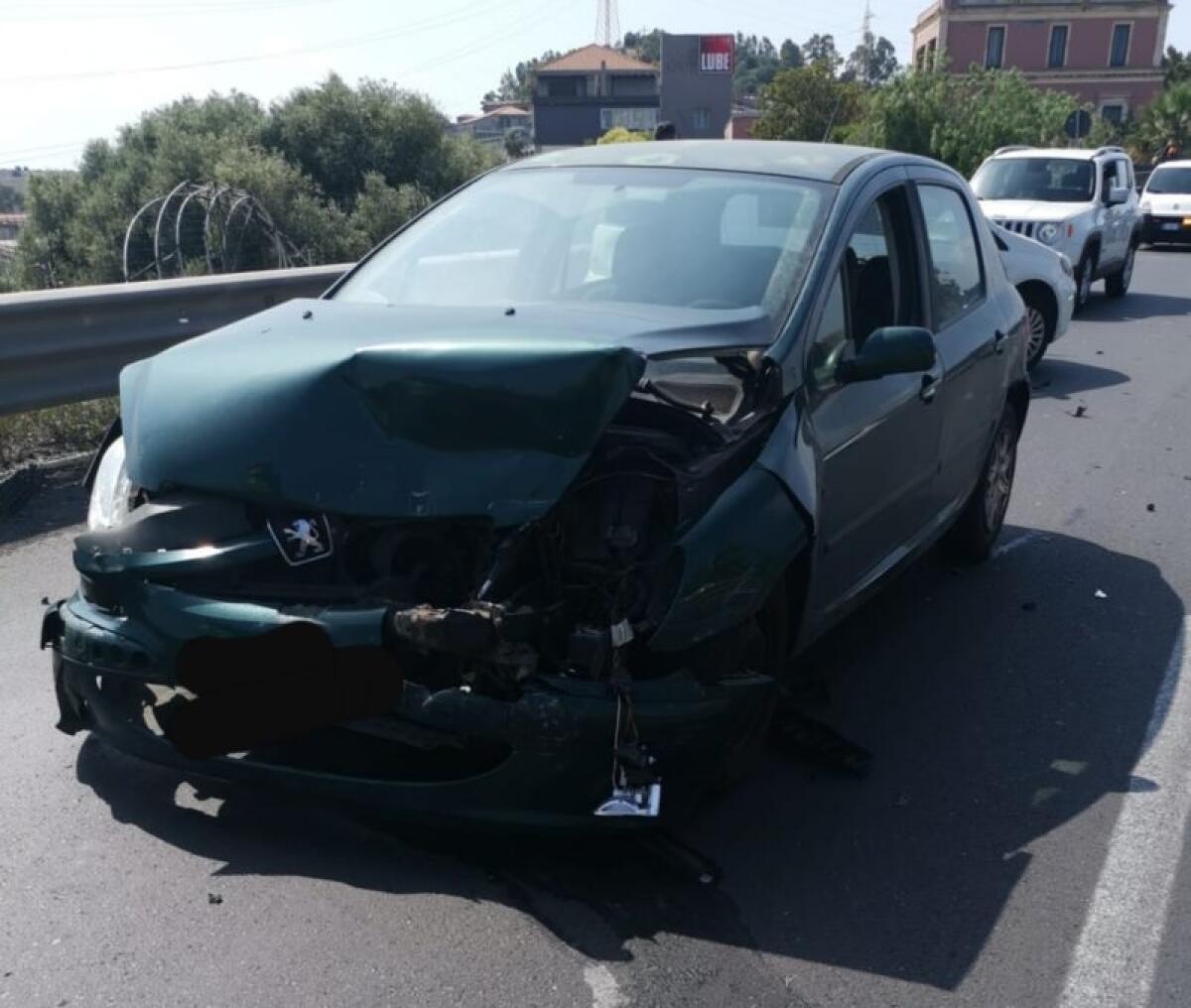 INCIDENTE SULLA SS121, FERITI LIEVI - 