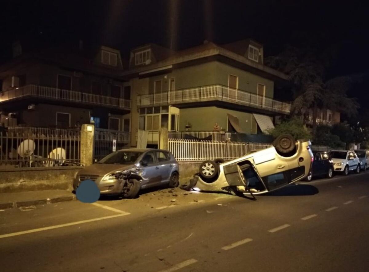 SANT'AGATA LI BATTIATI: PERDE IL CONTROLLO DEL PROPRIO MEZZO E COLPISCE TRE AUTO PARCHEGGIATE E SI RIBALTA - 