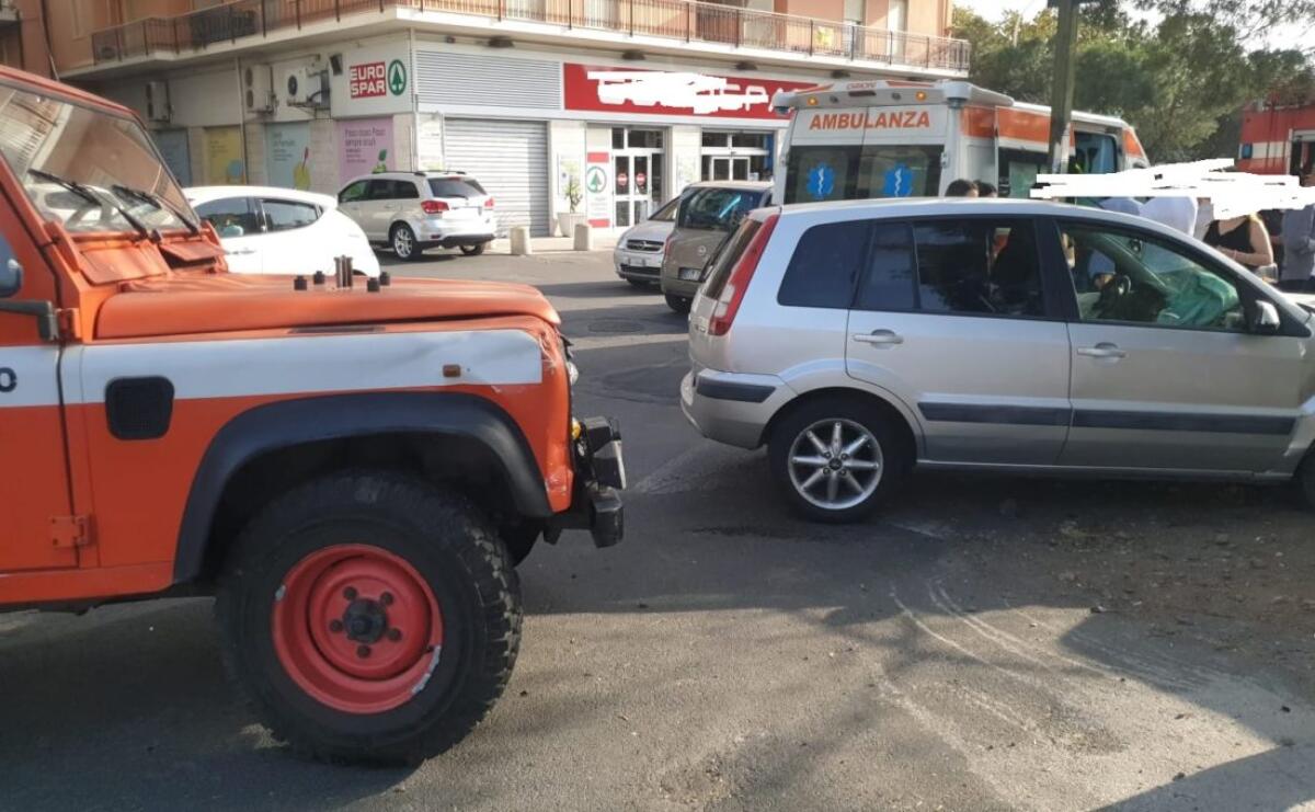 PATERNO': SCONTRO TRA UN’AUTO E CAMION DEI VIGILI DEL FUOCO AL CORSO ITALIA, UN FERITO - 